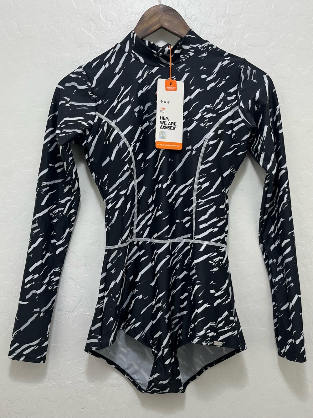 Axesea Long Sleeve Rash Guard One Piece Swimsuit Back Zip NWT Size L UPF 50